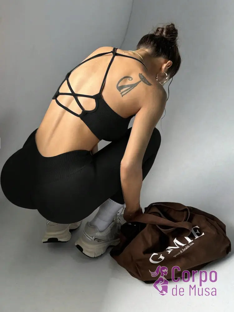 Conjunto Top e Legging Sem Costura Detalhe Cruzado Fitness Preto / PP Conjunto Top e Legging Sem Costura Detalhe