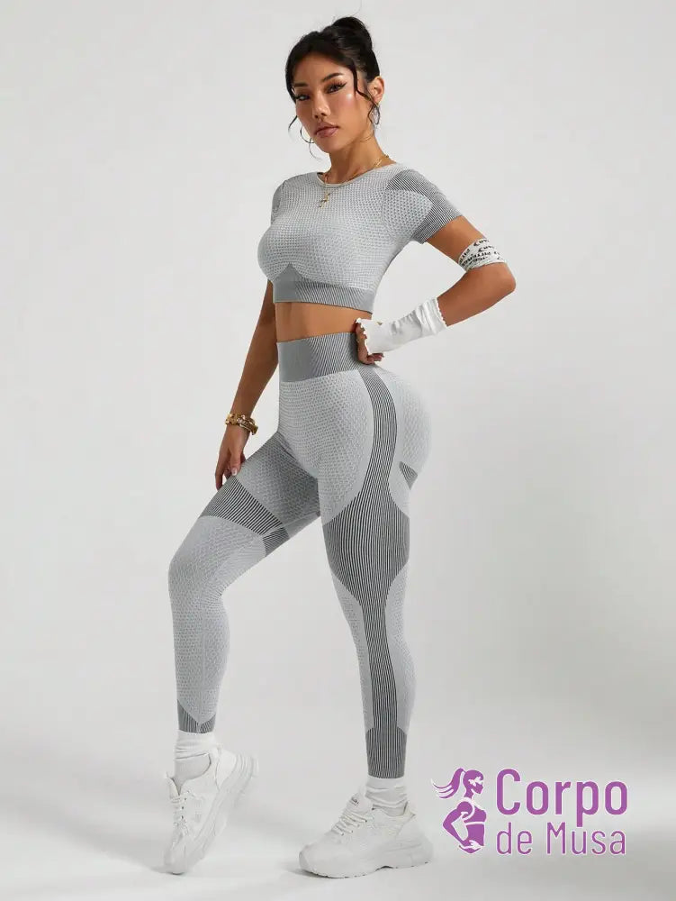 Conjunto Top e Legging Sem Costura Detalhe Vazado Estilo Fitness Conjunto Top e Legging Sem Costura Detalhe Vazado