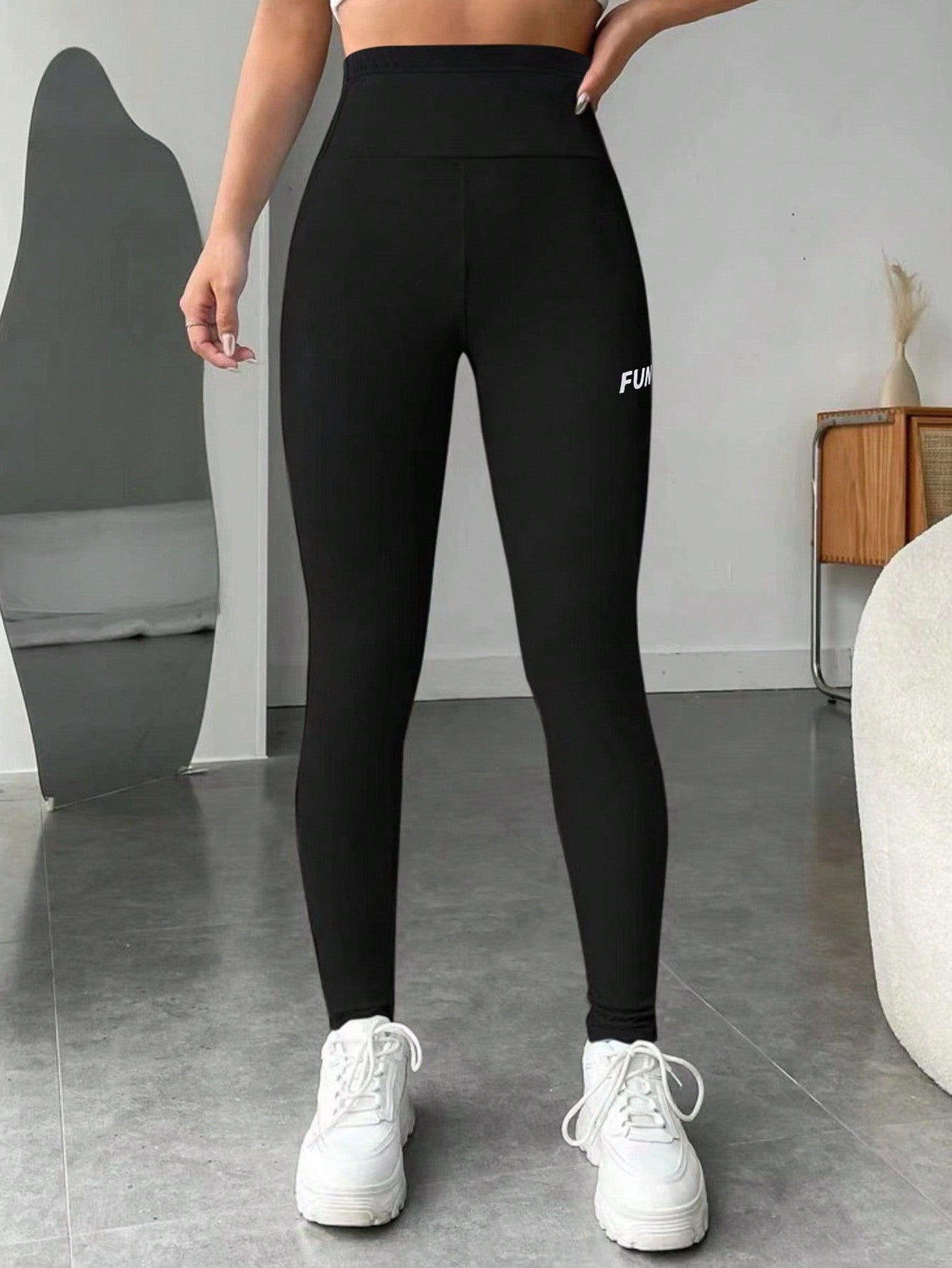 Legging Cintura Alta Com Detalhe Bordado Estilo Fitness