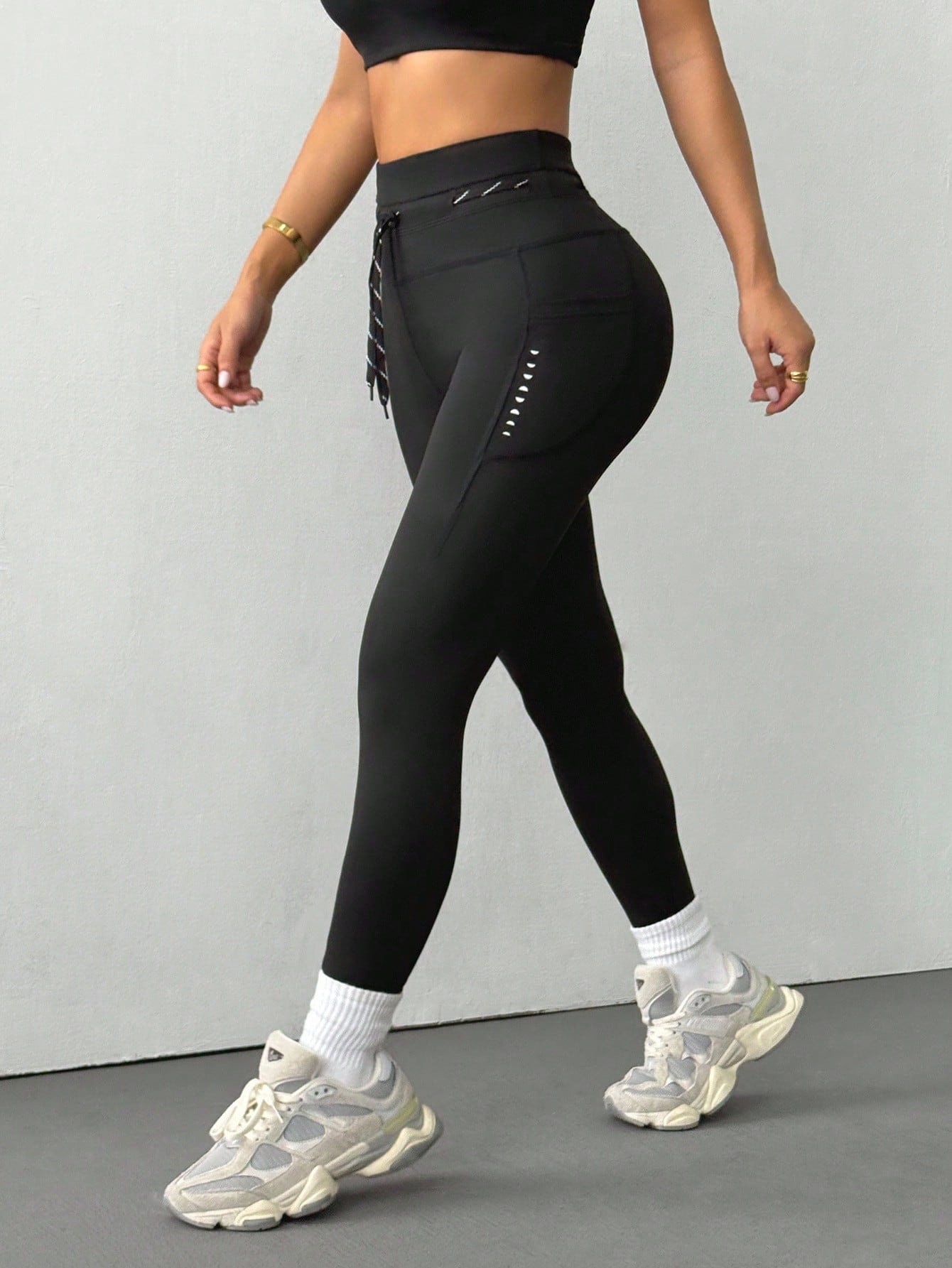 Legging Cintura Alta Com Bolso Lateral E Detalhe Estilo Fitness