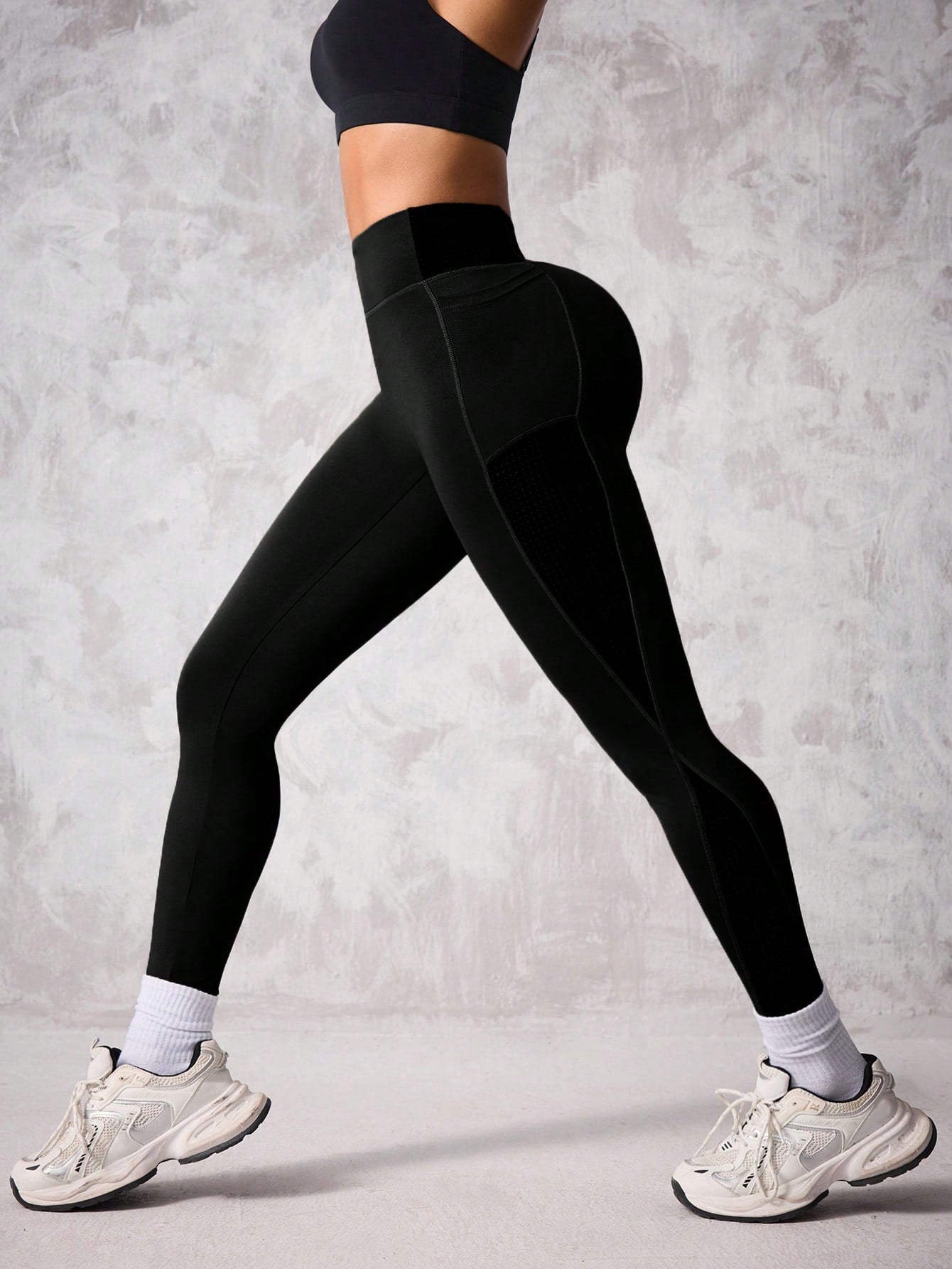 Legging Cintura Alta Com Bolso E Painéis Perfurados Fitness