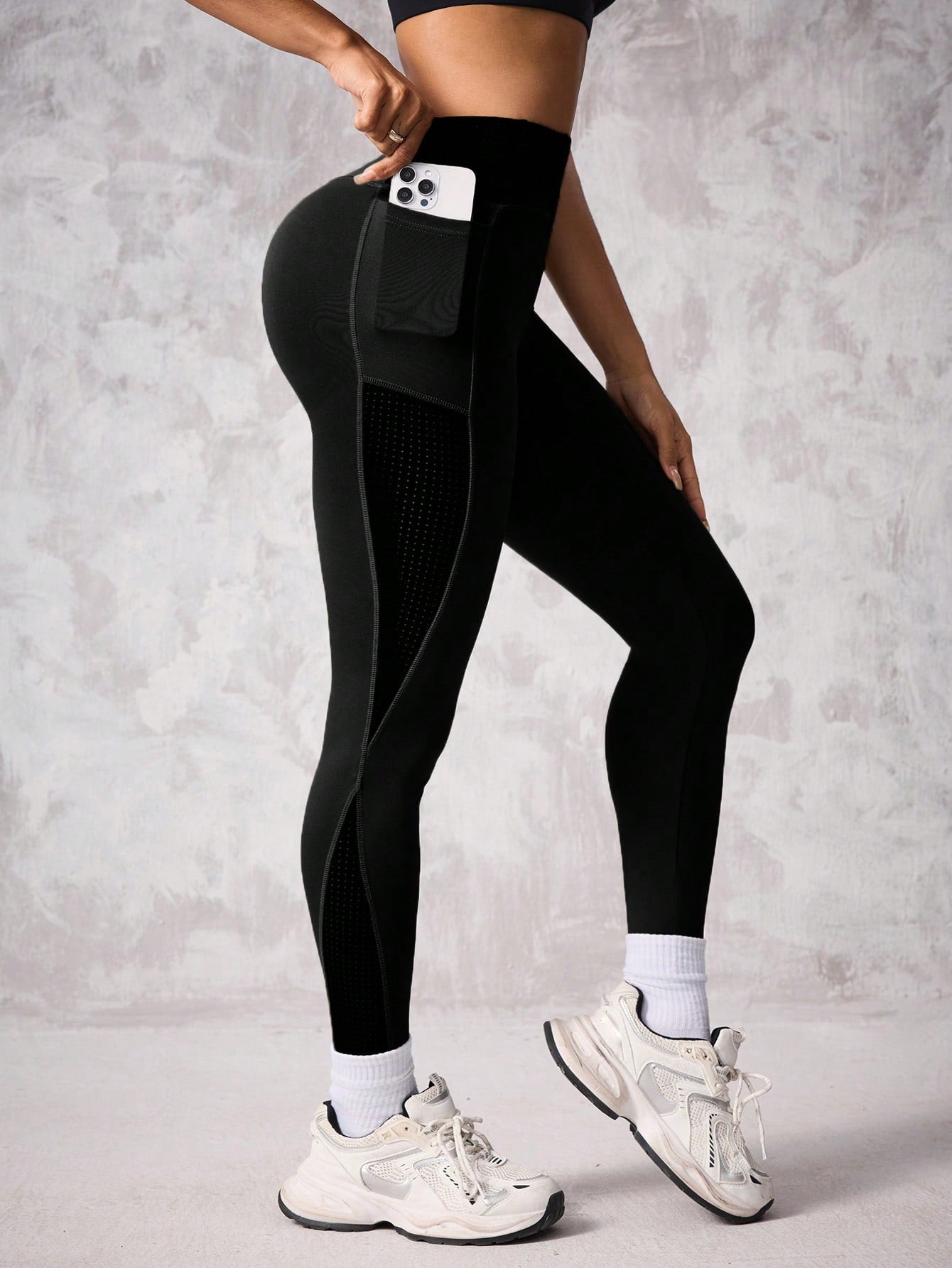 Legging Cintura Alta Com Bolso E Painéis Perfurados Fitness