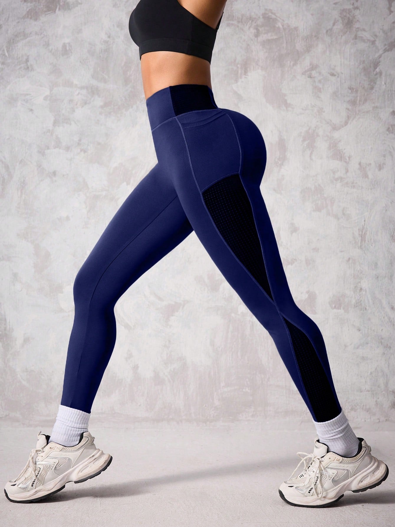Legging Cintura Alta Com Bolso E Painéis Perfurados Fitness