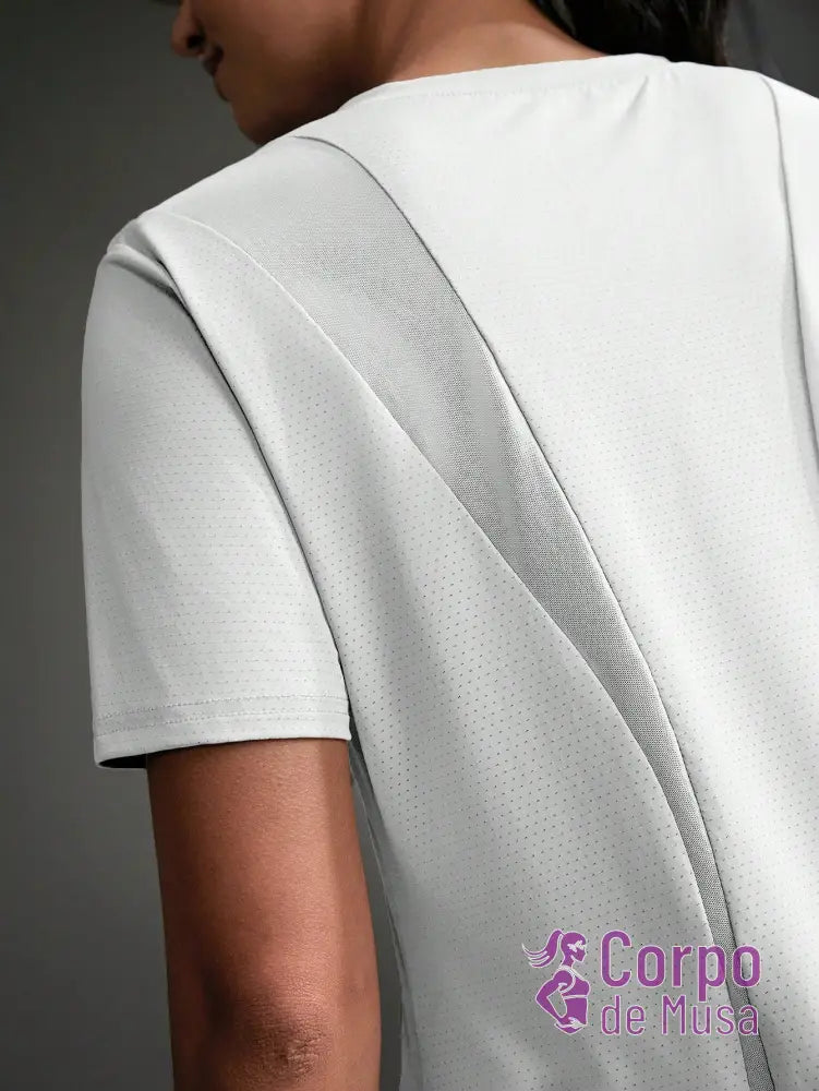 Camiseta Alongada Com Painel Respirável Estilo Running Camiseta Alongada Com Painel Respirável Estilo Running