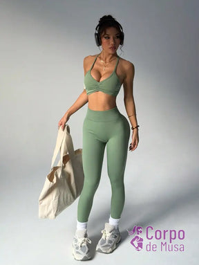 Conjunto Top e Legging Cós Alto Sem Costura Detalhe Cruzado Conjunto Top e Legging Cós Alto Sem Costura Detalhe Cruzado