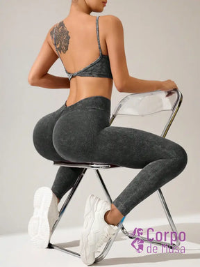 Conjunto Top e Legging Sem Costura Detalhe Scrunch Fitness Conjunto Top e Legging Sem Costura Detalhe Scrunch Fitness