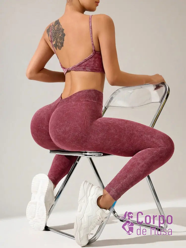 Conjunto Top e Legging Sem Costura Detalhe Scrunch Fitness Conjunto Top e Legging Sem Costura Detalhe Scrunch Fitness
