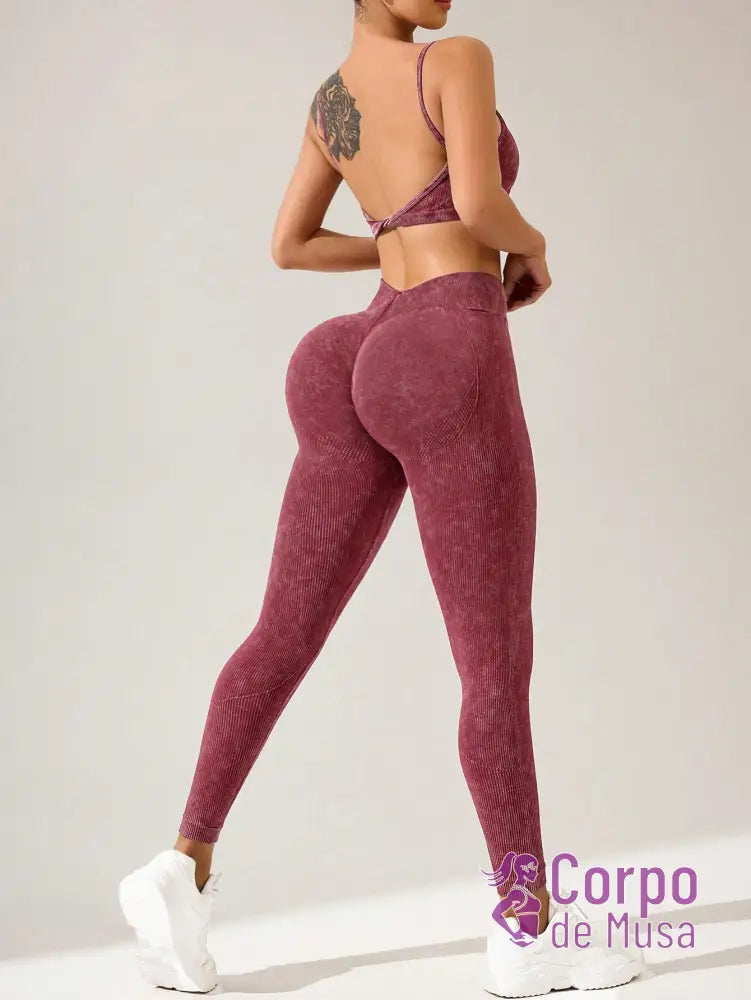 Conjunto Top e Legging Sem Costura Detalhe Scrunch Fitness Conjunto Top e Legging Sem Costura Detalhe Scrunch Fitness