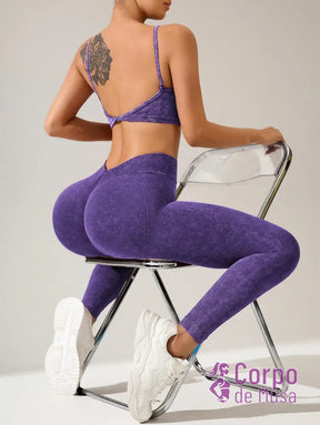Conjunto Top e Legging Sem Costura Detalhe Scrunch Fitness Conjunto Top e Legging Sem Costura Detalhe Scrunch Fitness