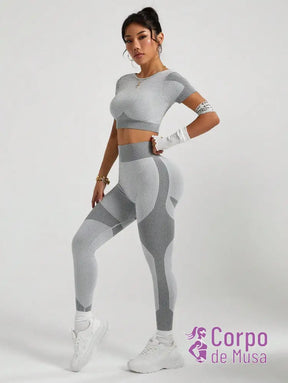 Conjunto Top e Legging Sem Costura Detalhe Vazado Estilo Fitness Conjunto Top e Legging Sem Costura Detalhe Vazado