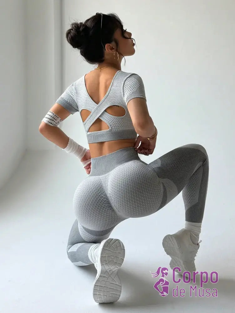 Conjunto Top e Legging Sem Costura Detalhe Vazado Estilo Fitness Conjunto Top e Legging Sem Costura Detalhe Vazado