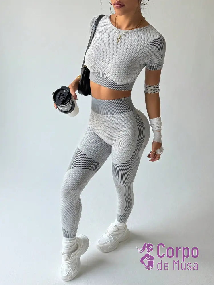 Conjunto Top e Legging Sem Costura Detalhe Vazado Estilo Fitness Conjunto Top e Legging Sem Costura Detalhe Vazado