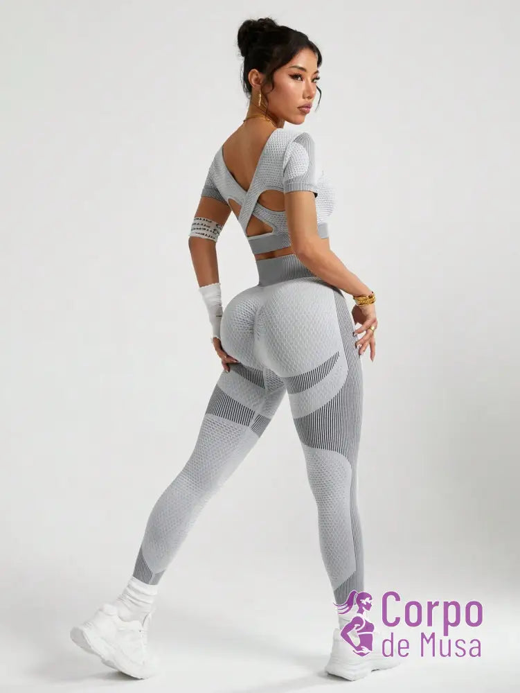 Conjunto Top e Legging Sem Costura Detalhe Vazado Estilo Fitness Conjunto Top e Legging Sem Costura Detalhe Vazado