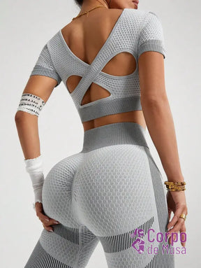 Conjunto Top e Legging Sem Costura Detalhe Vazado Estilo Fitness Conjunto Top e Legging Sem Costura Detalhe Vazado