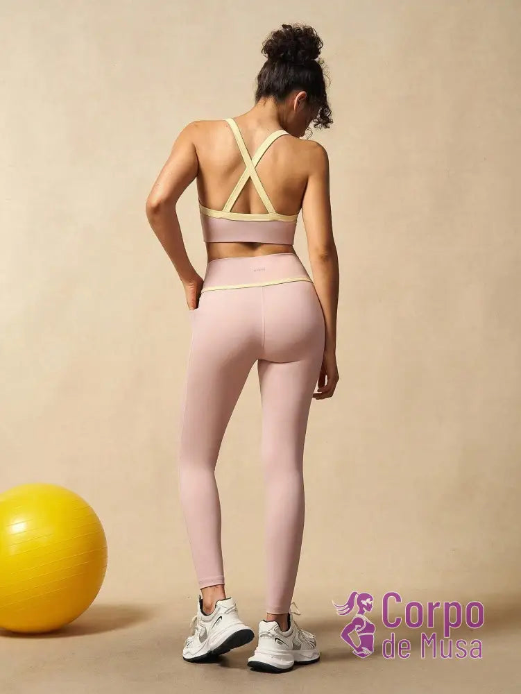Conjunto Yoga Top Alças Cruzadas E Legging Estilo Studio Conjunto Yoga Top Alças Cruzadas E Legging Estilo Studio