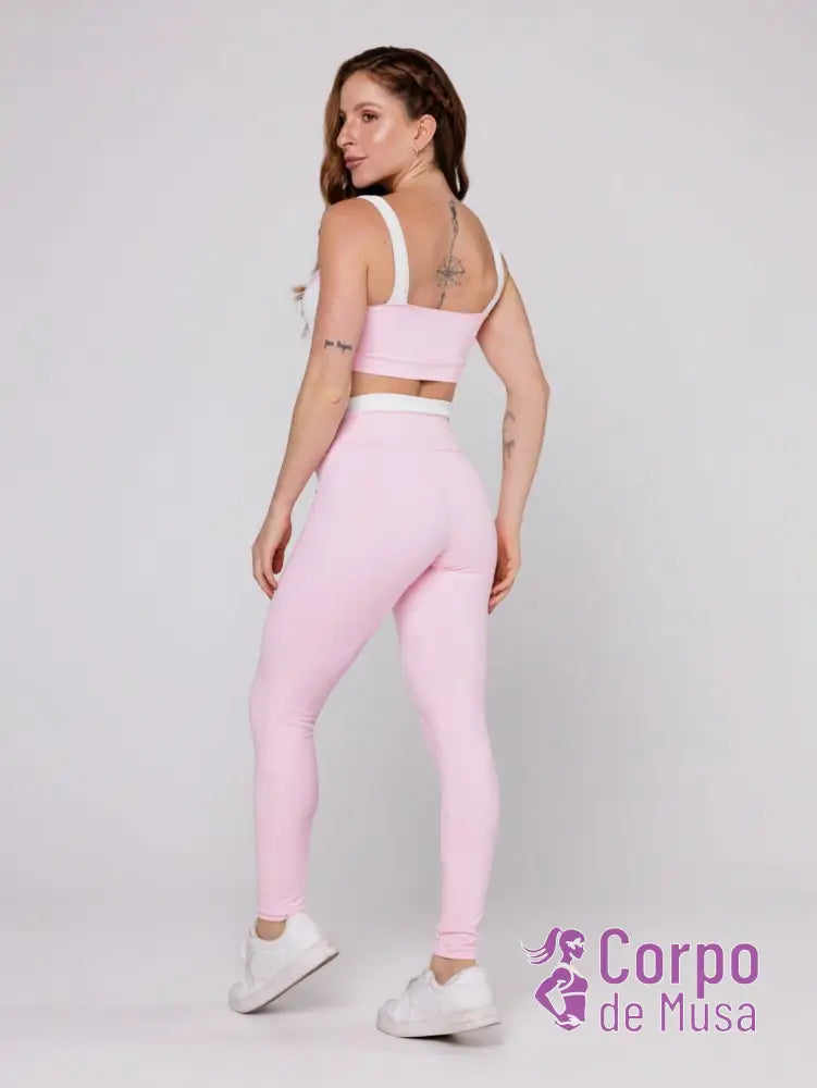 Conjunto Yoga Top E Legging Com Recorte Anatômico Conjunto Yoga Top E Legging Com Recorte Anatômico