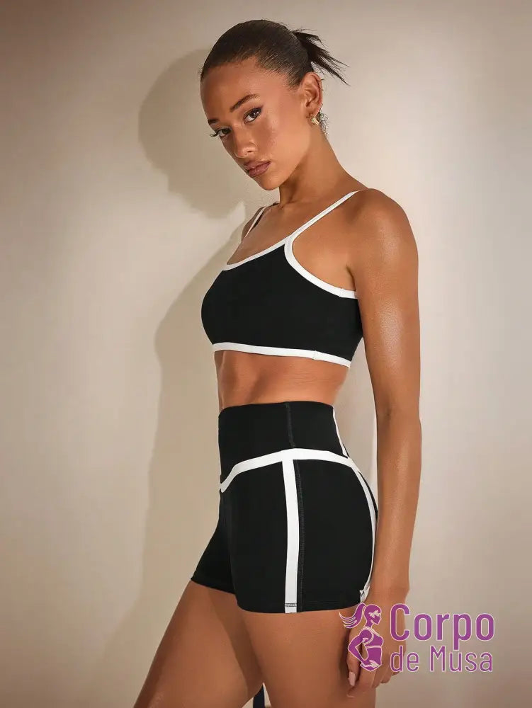 Conjunto Yoga Top E Shorts Com Recorte Anatômico Estilo Studio Conjunto Yoga Top E Shorts Com Recorte Anatômico Estilo