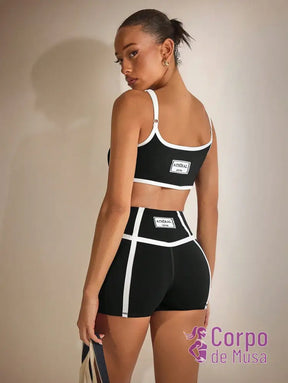 Conjunto Yoga Top E Shorts Com Recorte Anatômico Estilo Studio Conjunto Yoga Top E Shorts Com Recorte Anatômico Estilo