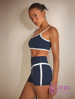 Conjunto Yoga Top E Shorts Com Recorte Anatômico Estilo Studio Conjunto Yoga Top E Shorts Com Recorte Anatômico Estilo