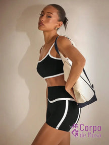 Conjunto Yoga Top E Shorts Com Recorte Anatômico Estilo Studio Preto / PP Conjunto Yoga Top E Shorts Com Recorte