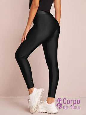 Legging Cintura Alta Com Estampa Frontal Estilo Fitness Legging Cintura Alta Com Estampa Frontal Estilo Fitness