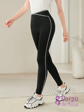 Legging Cintura Alta Com Recortes Assimétricos Fitness Preto / PP Legging Cintura Alta Com Recortes Assimétricos Fitness