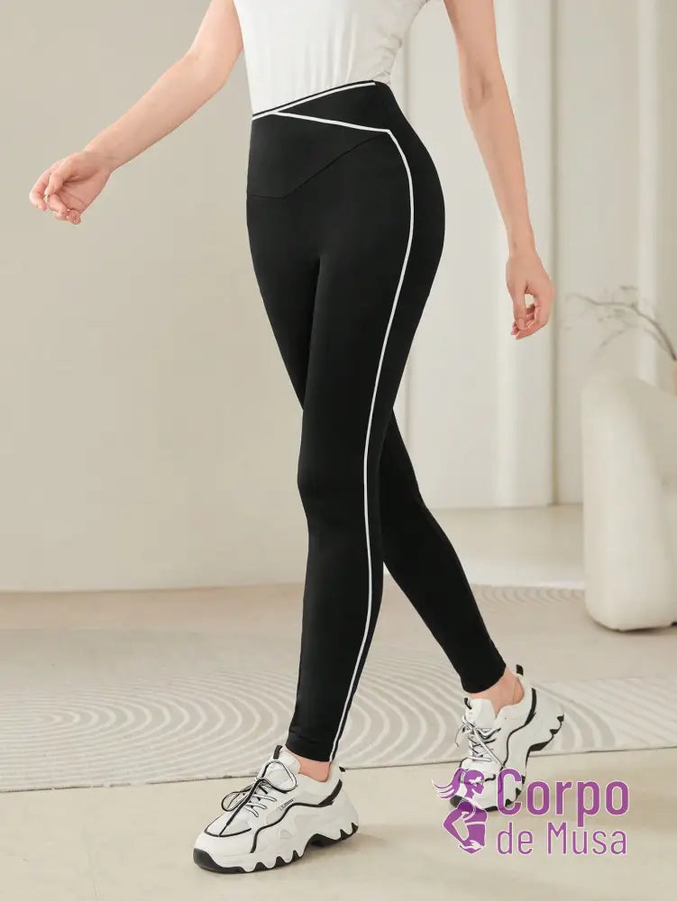 Legging Cintura Alta Com Recortes Assimétricos Fitness Preto / PP Legging Cintura Alta Com Recortes Assimétricos Fitness