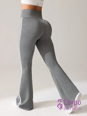 Legging Flare Cintura Alta Com Faixas Laterais Estilo Fitness Legging Flare Cintura Alta Com Faixas Laterais Estilo