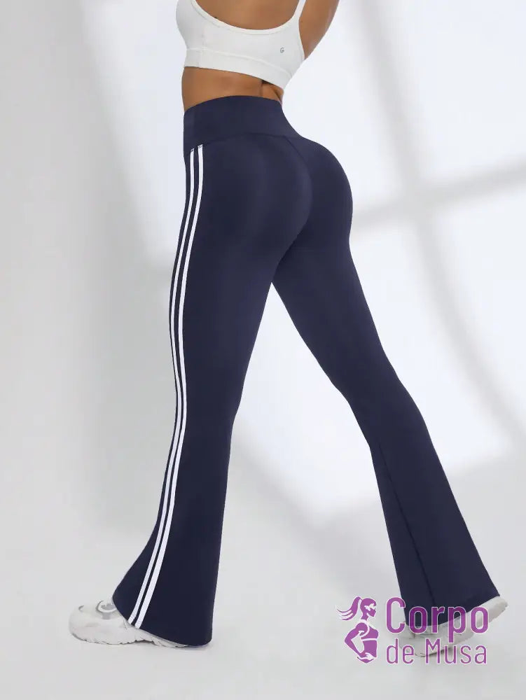 Legging Flare Cintura Alta Com Faixas Laterais Estilo Fitness Legging Flare Cintura Alta Com Faixas Laterais Estilo