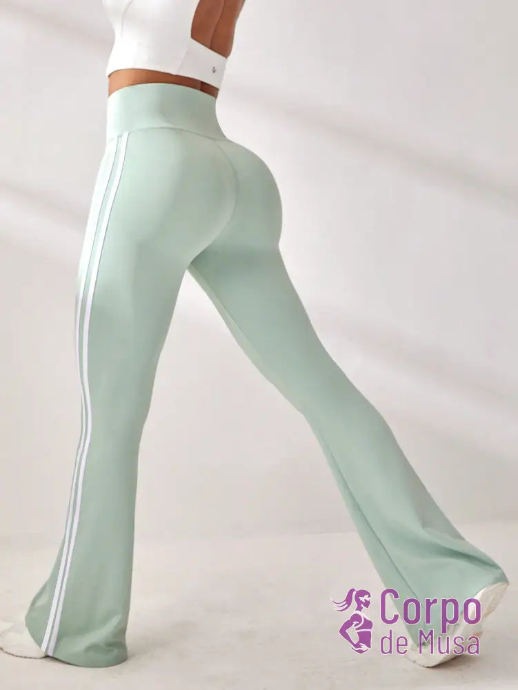 Legging Flare Cintura Alta Com Faixas Laterais Estilo Fitness Legging Flare Cintura Alta Com Faixas Laterais Estilo