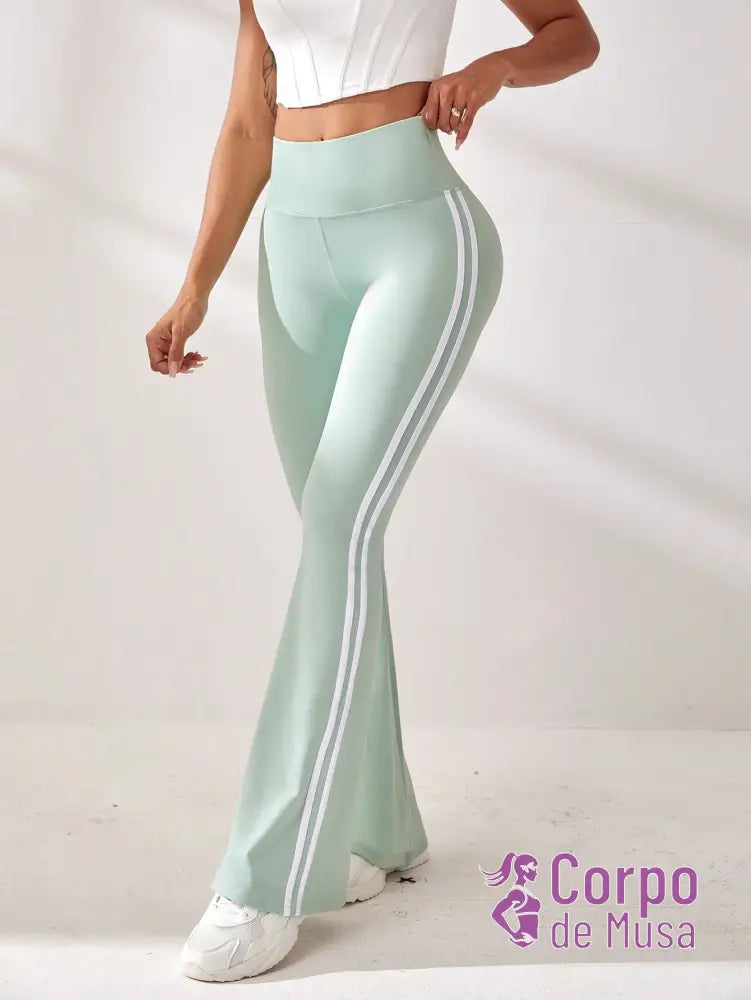 Legging Flare Cintura Alta Com Faixas Laterais Estilo Fitness Legging Flare Cintura Alta Com Faixas Laterais Estilo