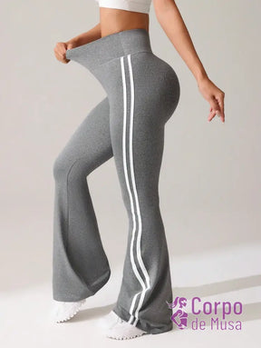 Legging Flare Cintura Alta Com Faixas Laterais Estilo Fitness Legging Flare Cintura Alta Com Faixas Laterais Estilo
