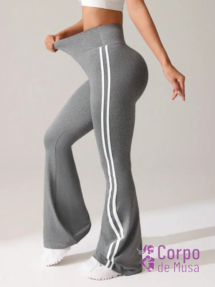 Legging Flare Cintura Alta Com Faixas Laterais Estilo Fitness Legging Flare Cintura Alta Com Faixas Laterais Estilo