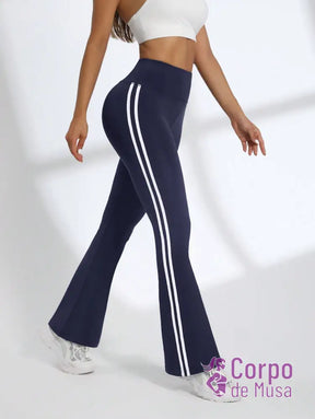 Legging Flare Cintura Alta Com Faixas Laterais Estilo Fitness Legging Flare Cintura Alta Com Faixas Laterais Estilo