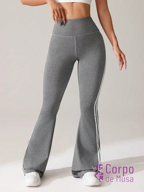 Legging Flare Cintura Alta Com Faixas Laterais Estilo Fitness Legging Flare Cintura Alta Com Faixas Laterais Estilo