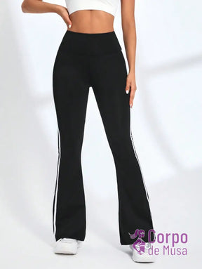Legging Flare Cintura Alta Com Faixas Laterais Estilo Fitness Legging Flare Cintura Alta Com Faixas Laterais Estilo