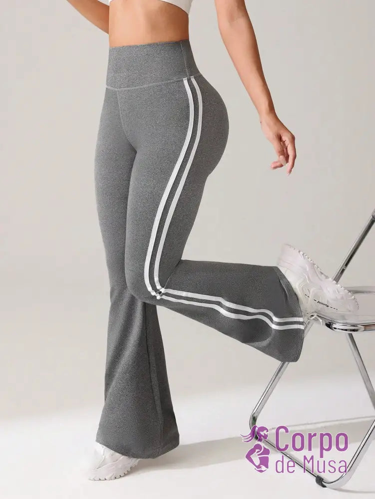 Legging Flare Cintura Alta Com Faixas Laterais Estilo Fitness Cinza Claro / PP Legging Flare Cintura Alta Com Faixas