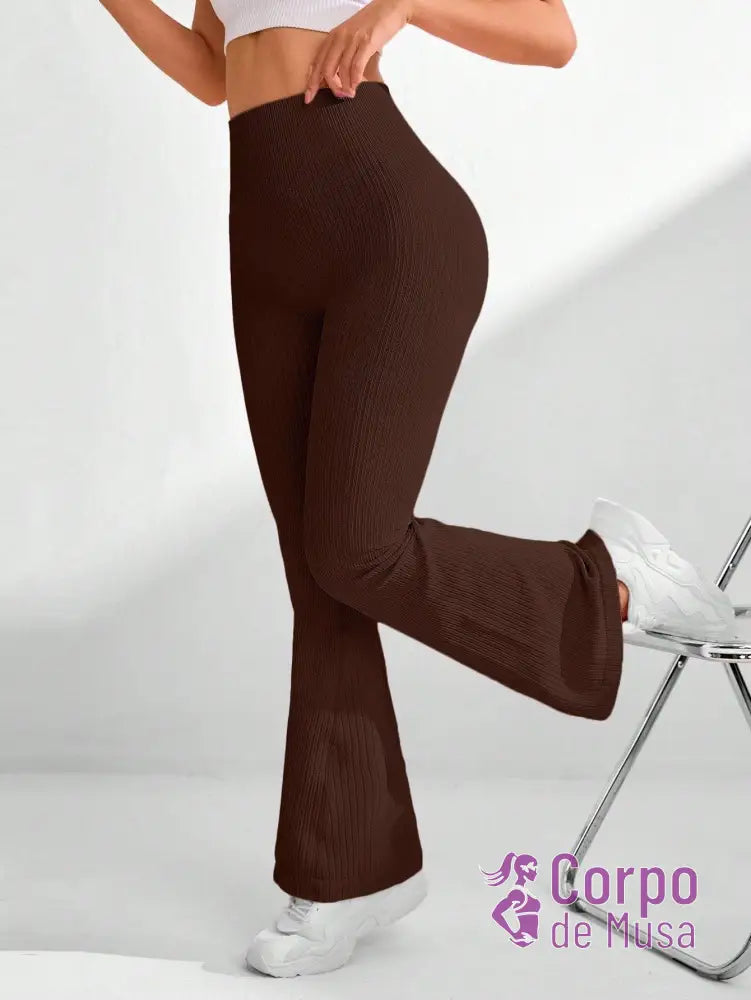 Legging Flare Cintura Alta Textura Canelada Estilo Fitness Legging Flare Cintura Alta Textura Canelada Estilo Fitness