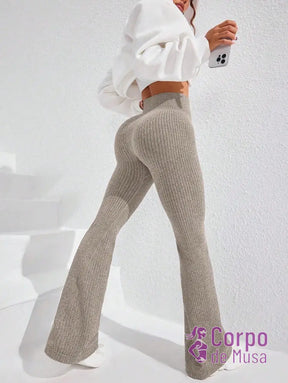 Legging Flare Cintura Alta Textura Canelada Estilo Fitness Legging Flare Cintura Alta Textura Canelada Estilo Fitness