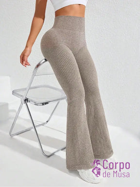 Legging Flare Cintura Alta Textura Canelada Estilo Fitness Legging Flare Cintura Alta Textura Canelada Estilo Fitness