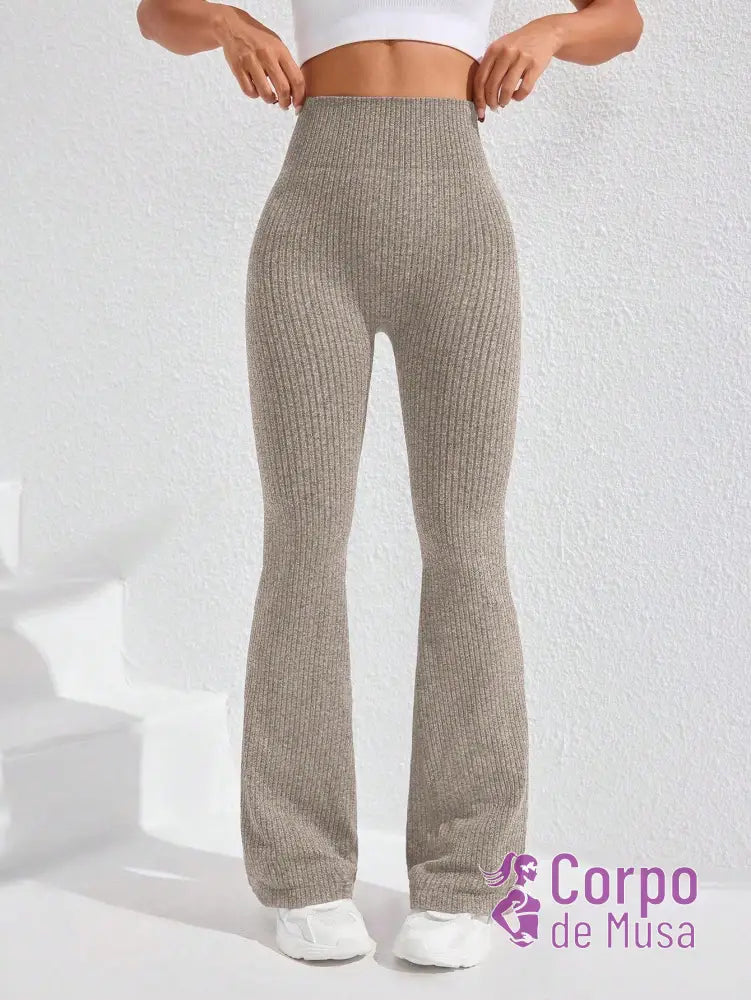 Legging Flare Cintura Alta Textura Canelada Estilo Fitness Legging Flare Cintura Alta Textura Canelada Estilo Fitness