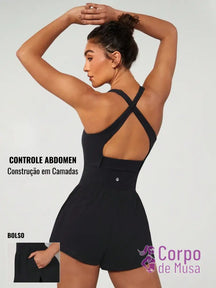 Macacão Shorts Integrado Recorte Frontal Estilo Athleisure Preto / PP Macacão Shorts Integrado Recorte Frontal Estilo