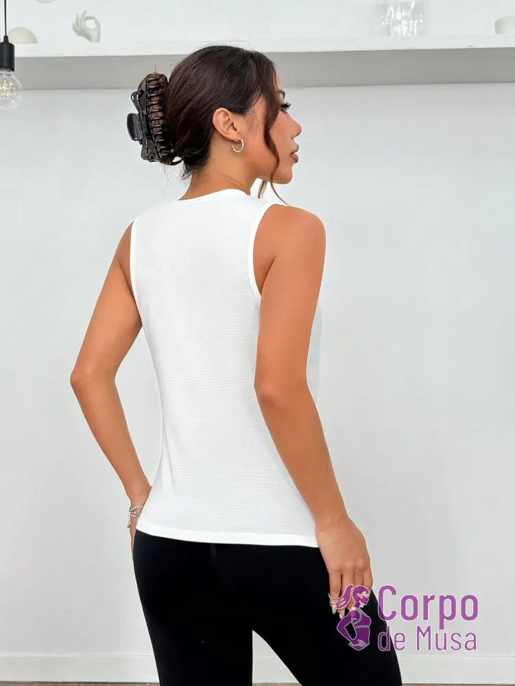 Regata Cavada Com Laterais Vazadas Estilo Treino Regata Cavada Com Laterais Vazadas Estilo Treino